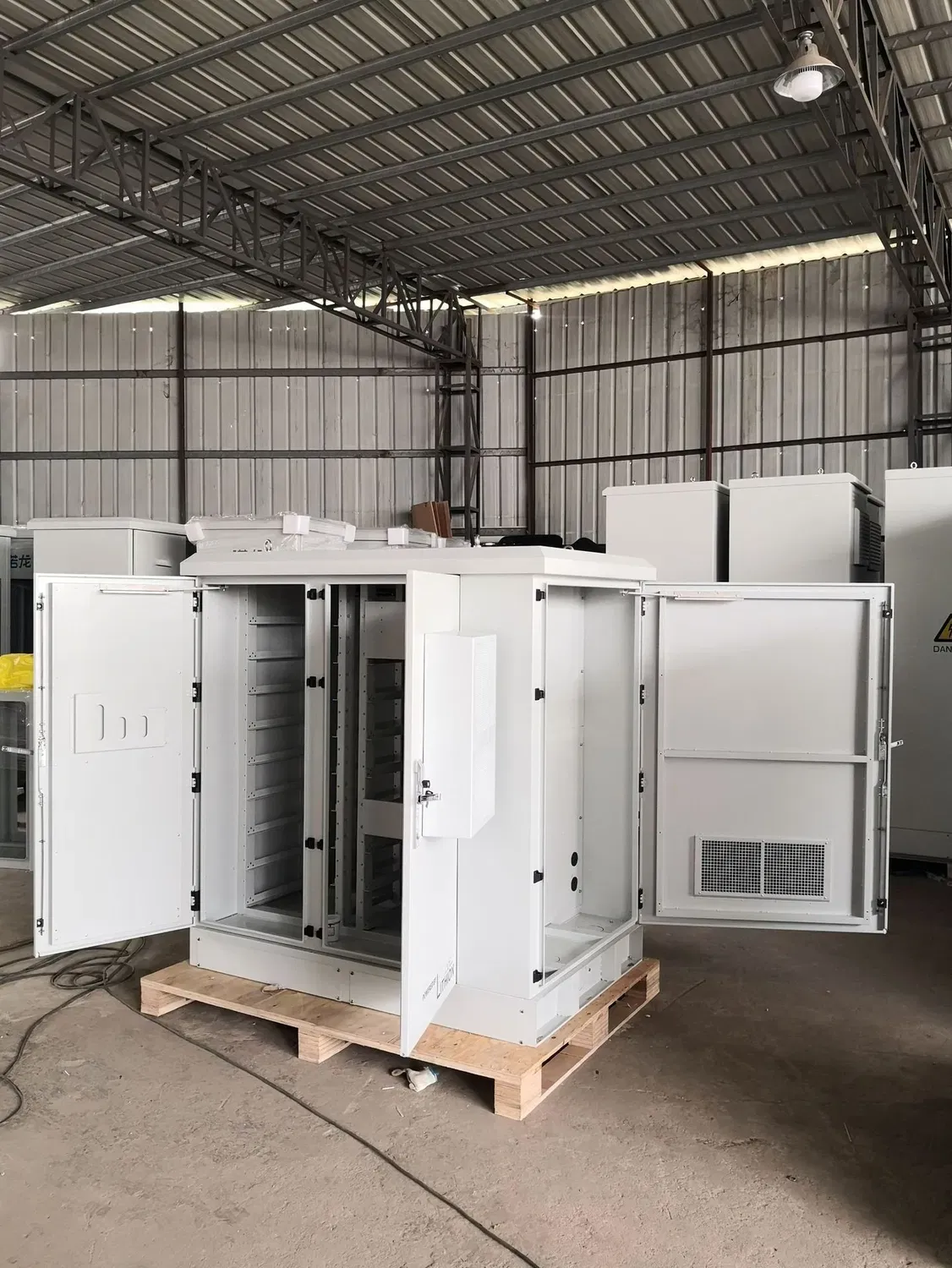 Outdoor 200 Kwh 230kwh 418kwh Bess off Grid High Voltage Industrial Commercial Energy Storage System with Battery Cabinet