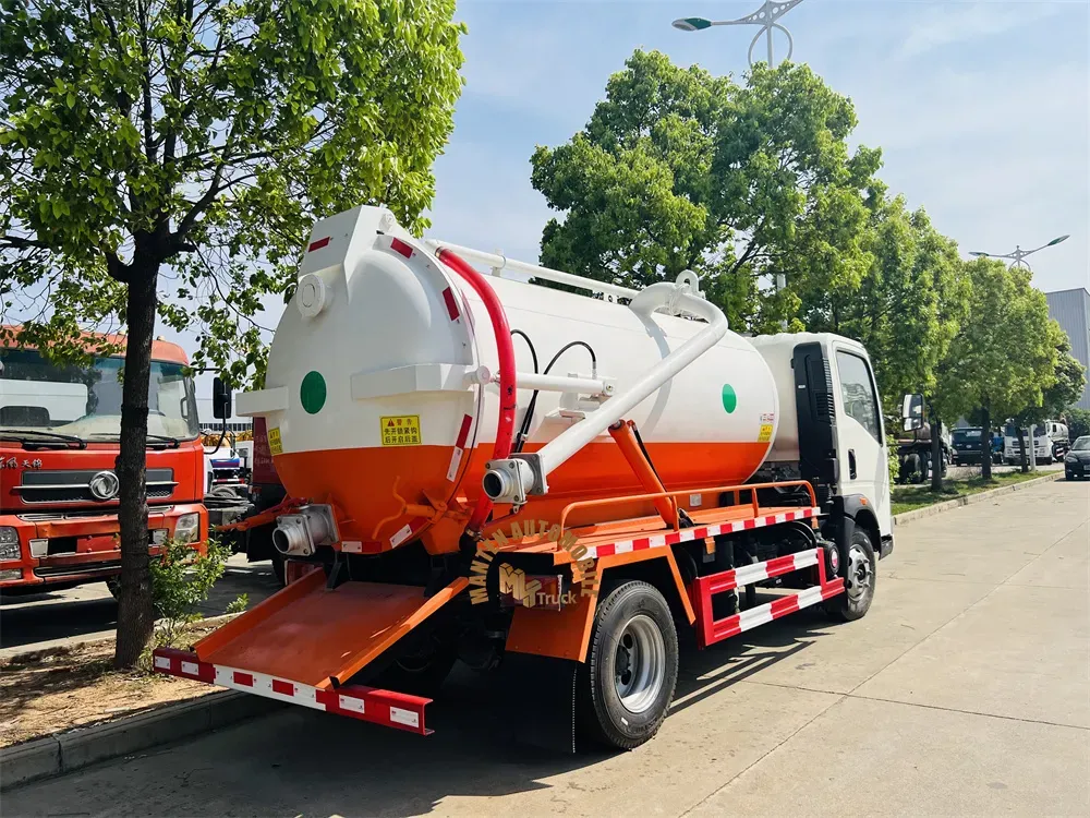 Small 4X2 Rhd HOWO 4ton 4m3 4 Cubic Meter 4000 Liters Vacuum Sewage Truck for Sale
