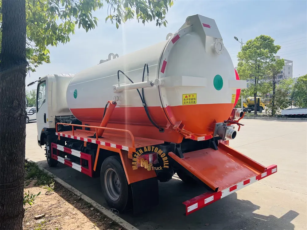 Small 4X2 Rhd HOWO 4ton 4m3 4 Cubic Meter 4000 Liters Vacuum Sewage Truck for Sale