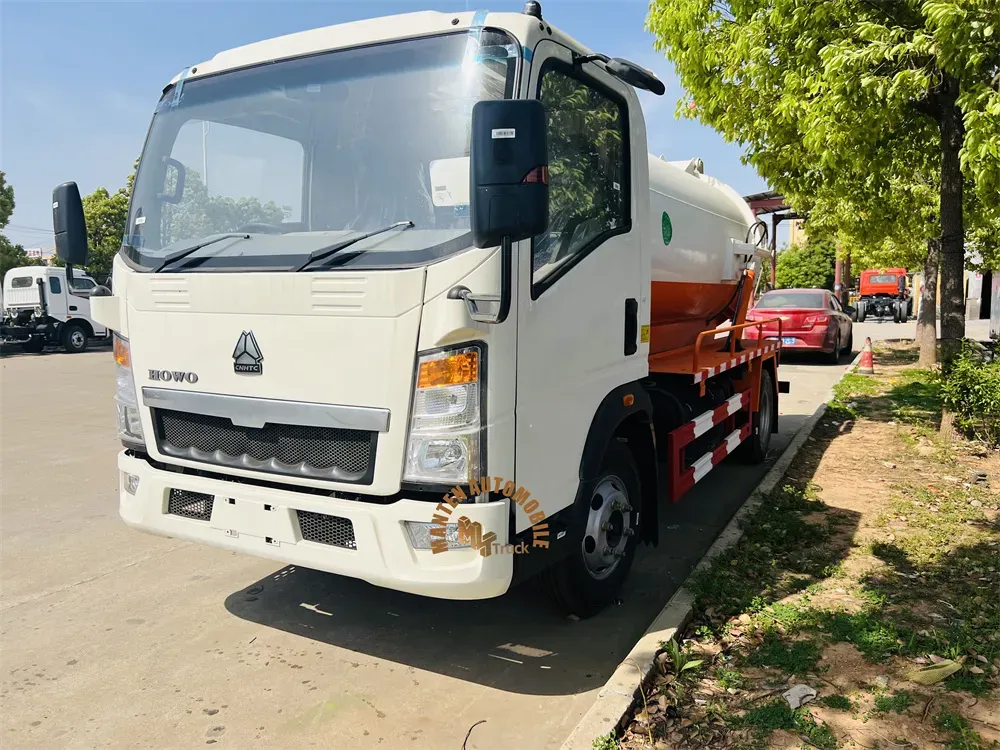 Small 4X2 Rhd HOWO 4ton 4m3 4 Cubic Meter 4000 Liters Vacuum Sewage Truck for Sale