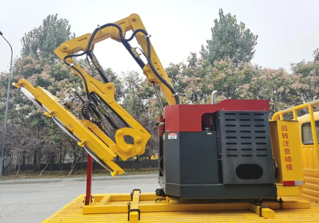 Multifunctional hedge trimmer