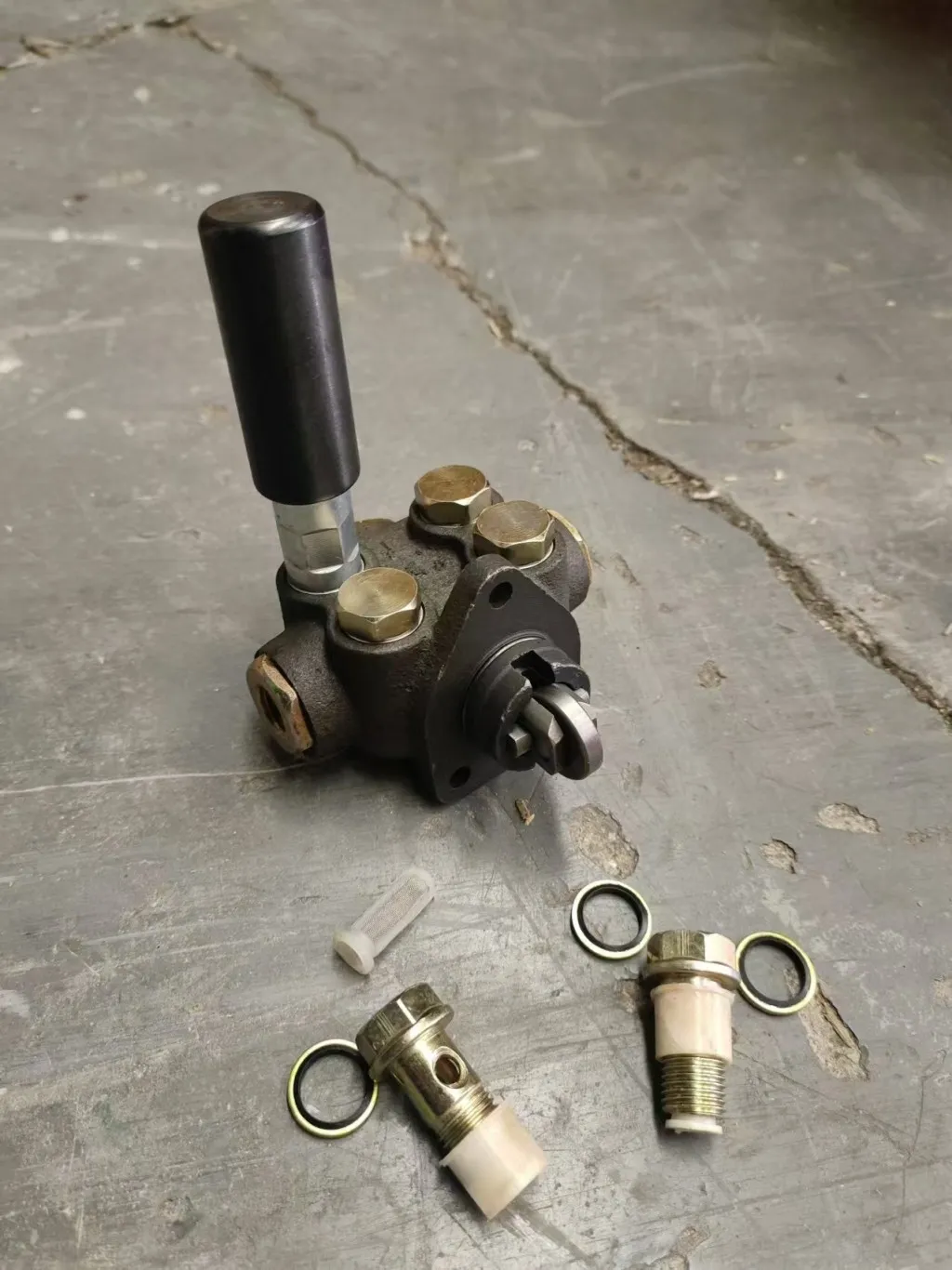 Loader fuel supply pump