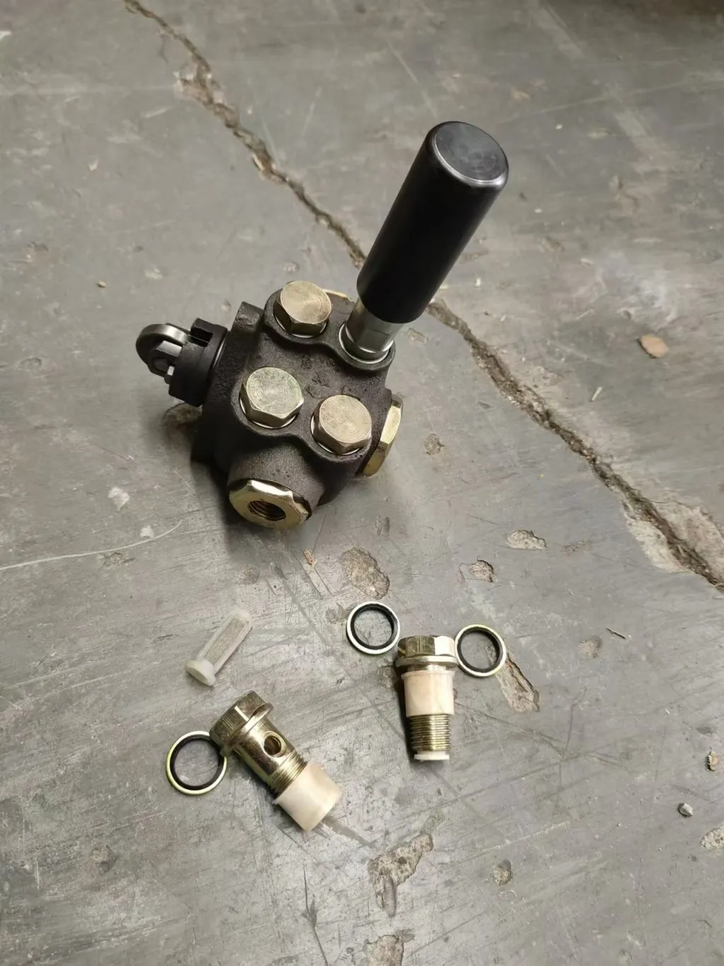 Loader fuel supply pump