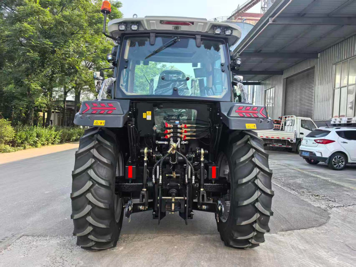 SH1404 tractor