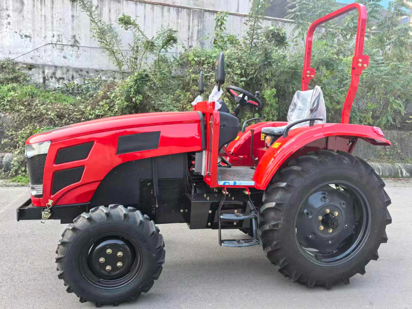 Electric tractor with new energy