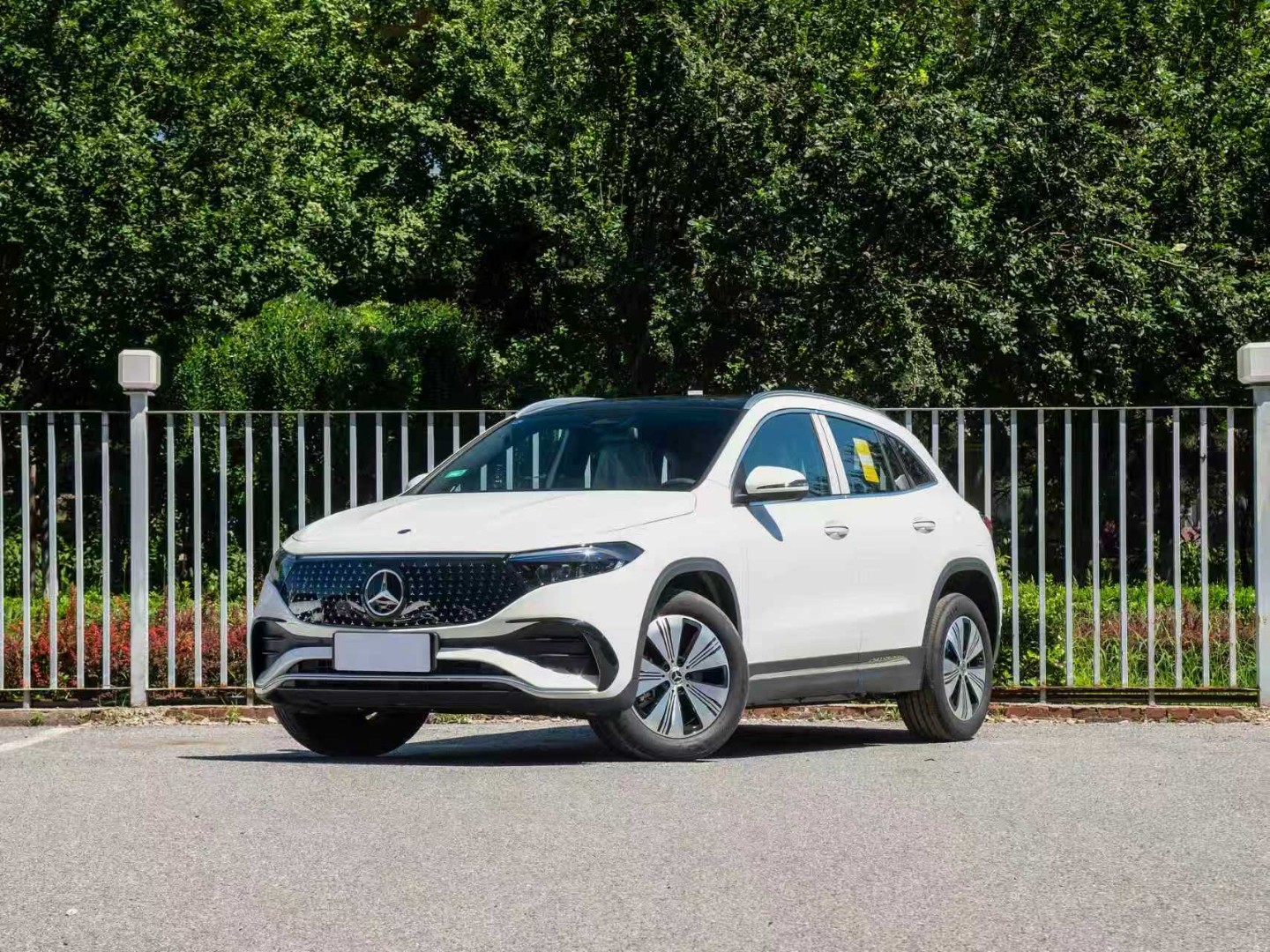 Surround sound system, KEYLESS entry comfort package (KEYLESS-GO), trunk sensor opening function,keyless entry, star emblem trim panel Burmester&reg;