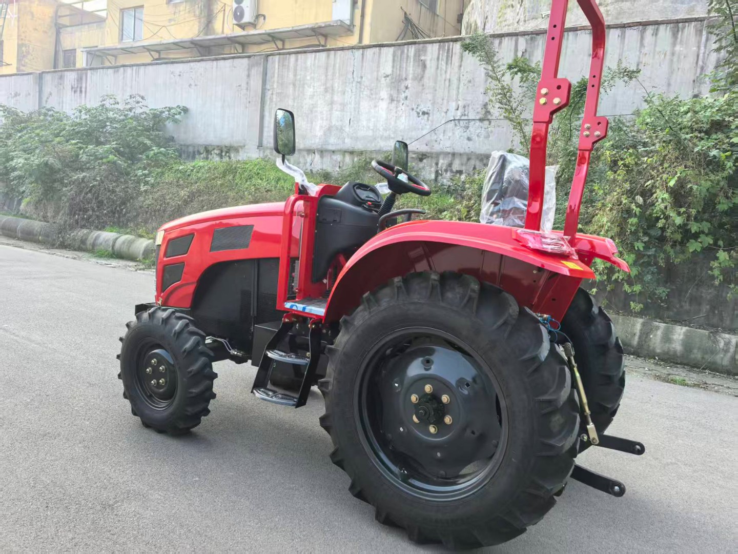 Electric tractor with new energy