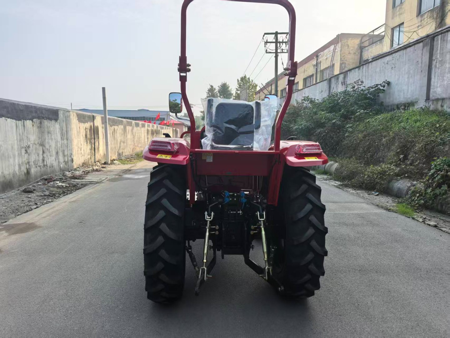 Electric tractor with new energy