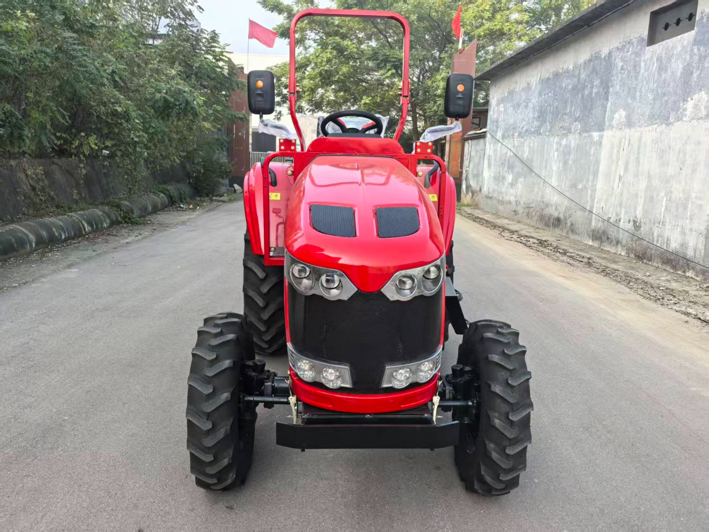 Electric tractor with new energy