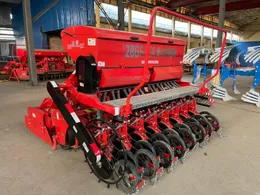 2BGF-16A drives the rake spreader