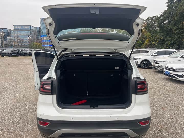 Volkswagen Tacqua 2023 Model 200TSI DSG Smart Connectivity Edition