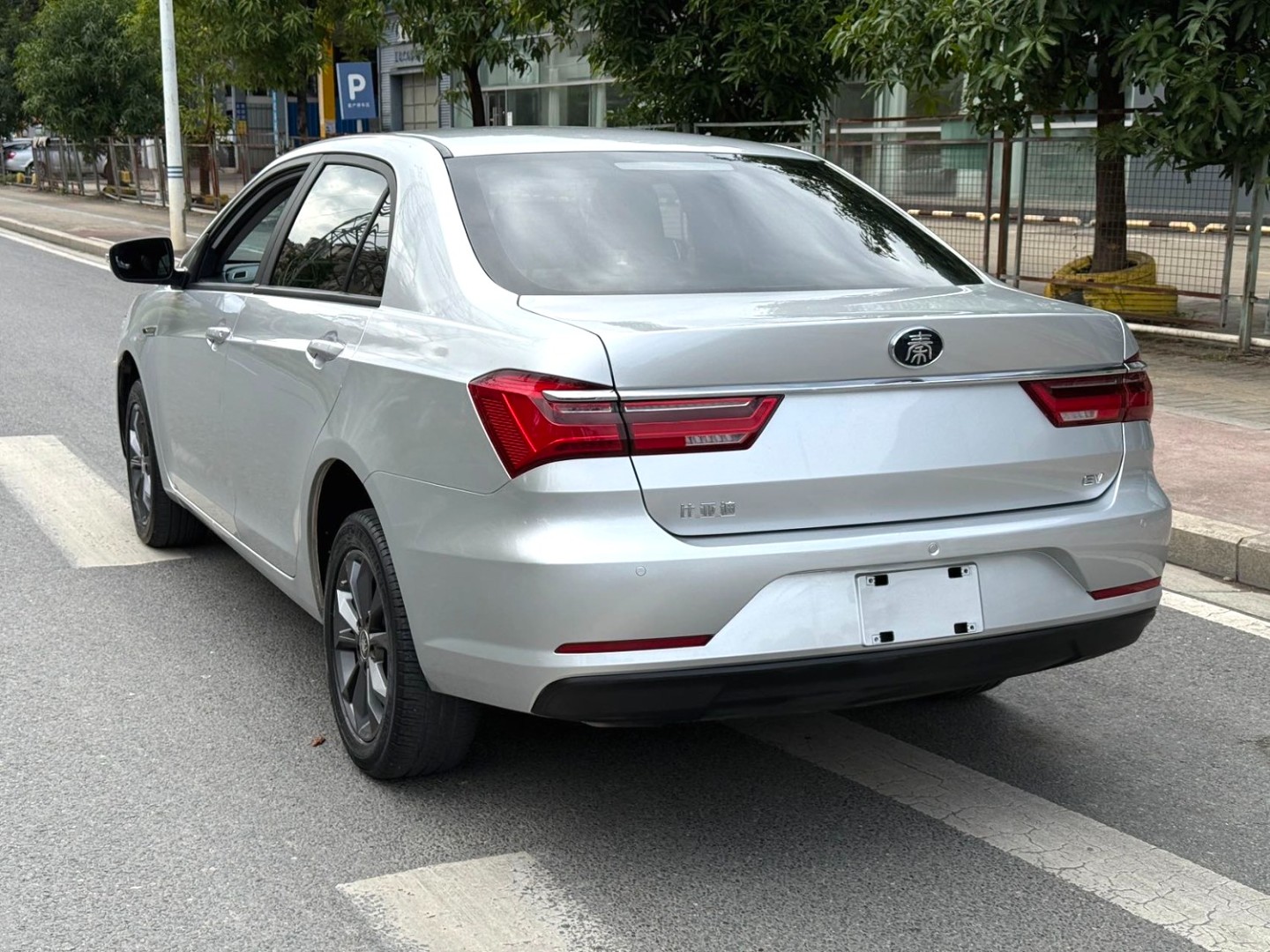比亚迪秦电动汽车