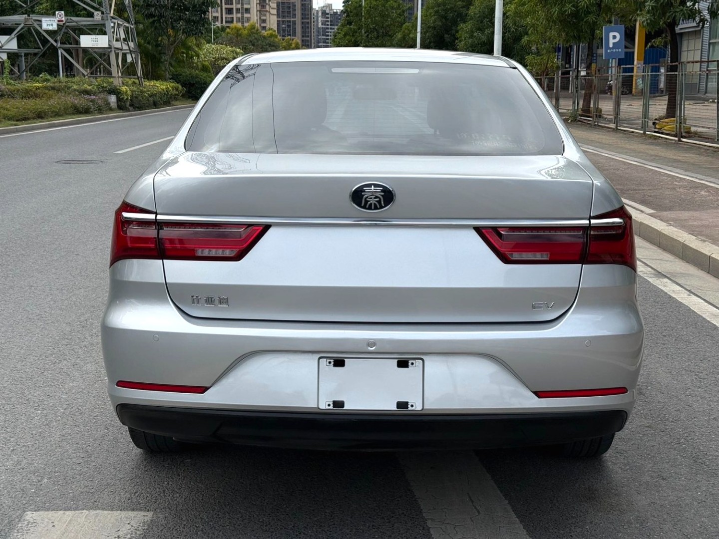比亚迪秦电动汽车