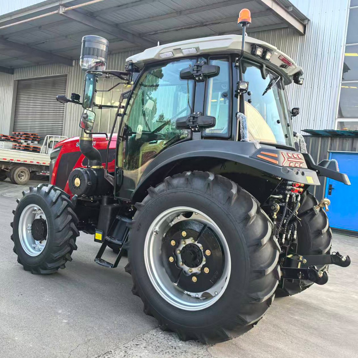 Tractor SH1404 &ndash; Reliable Compact Diesel Tractor for Farming, Landscaping & Small-Scale Agriculture