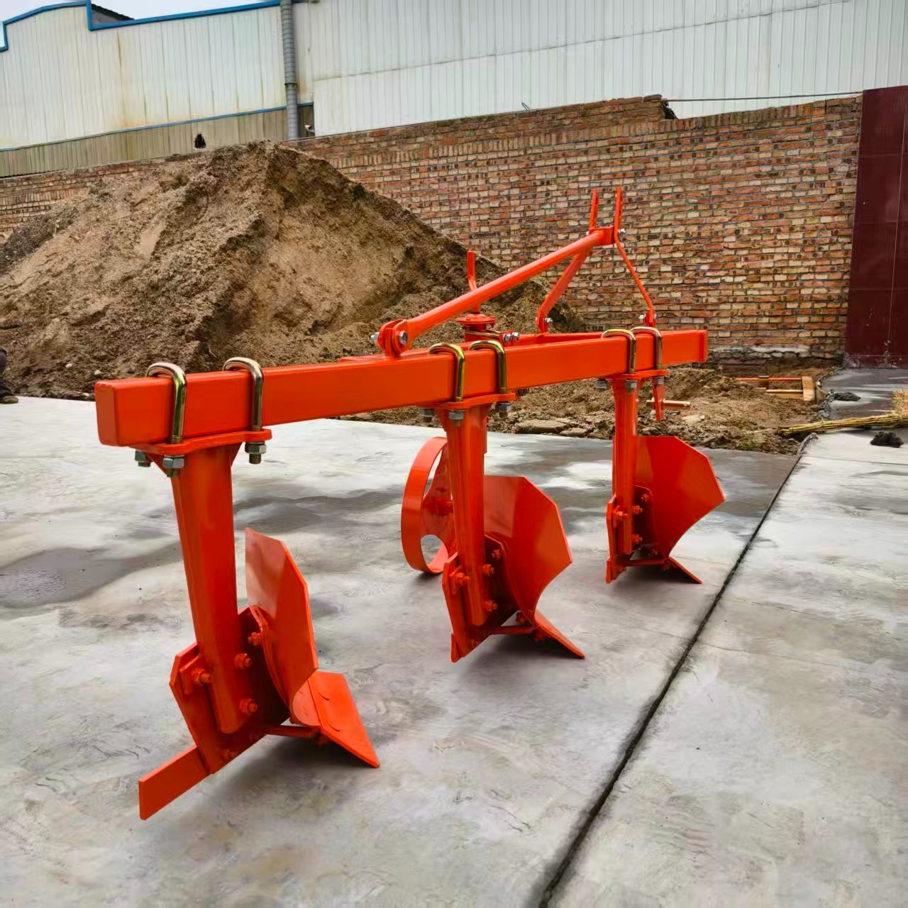 1L-320 Moldboard Plow for Tractors &ndash; Compact, Reversible Design for Optimal Field Preparation
