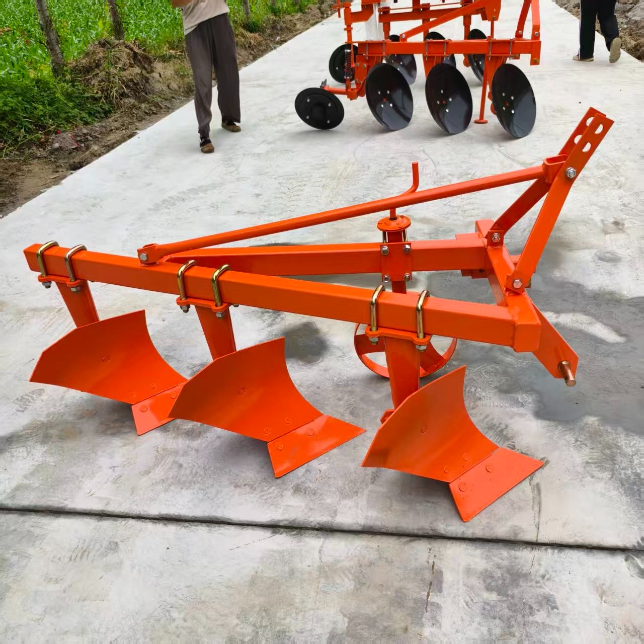 1L-320 Moldboard Plow for Tractors &ndash; Compact, Reversible Design for Optimal Field Preparation