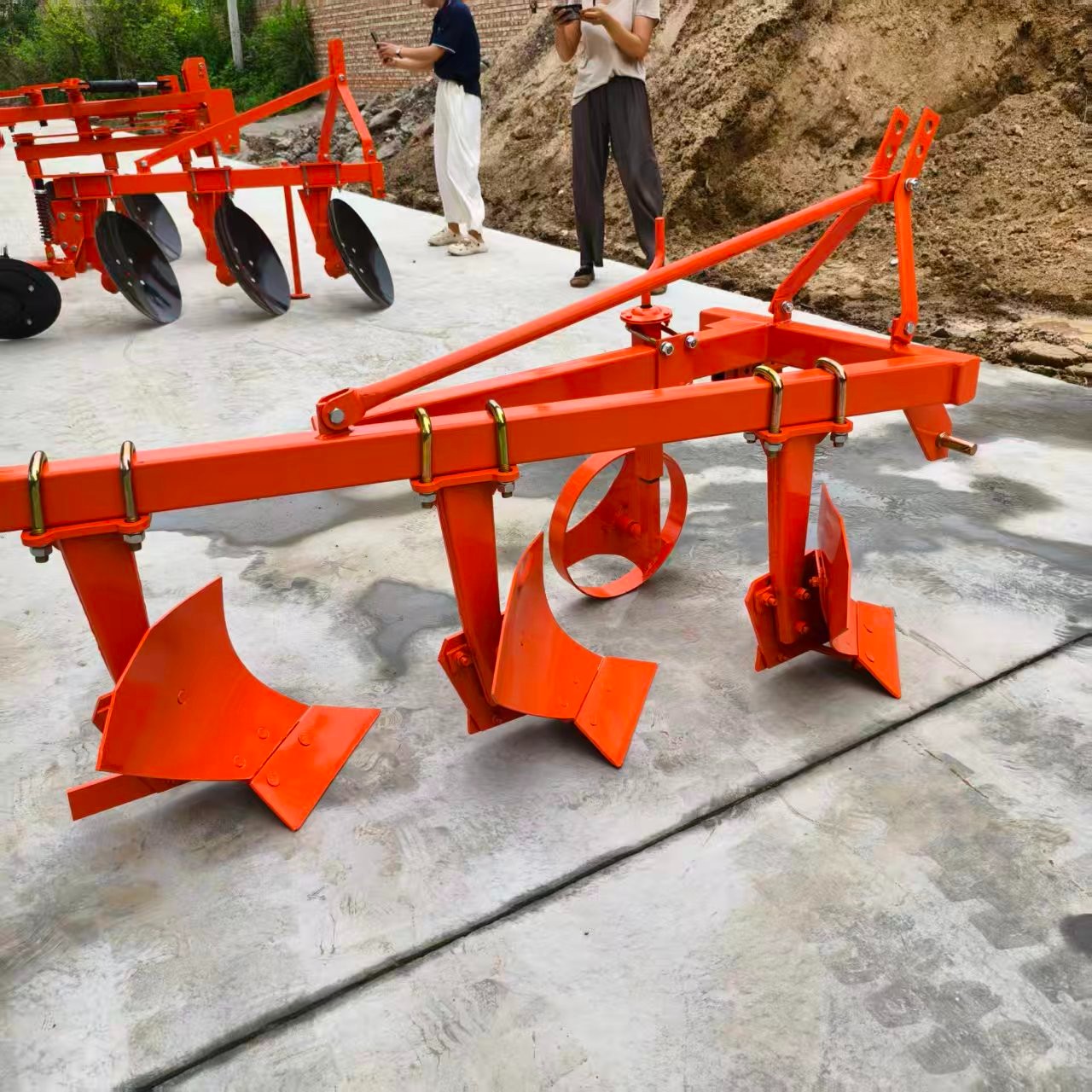 1L-320 Moldboard Plow for Tractors &ndash; Compact, Reversible Design for Optimal Field Preparation