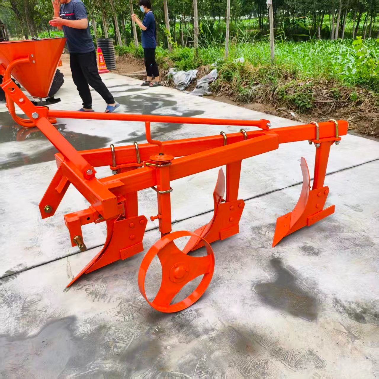 1L-320 Moldboard Plow for Tractors &ndash; Compact, Reversible Design for Optimal Field Preparation