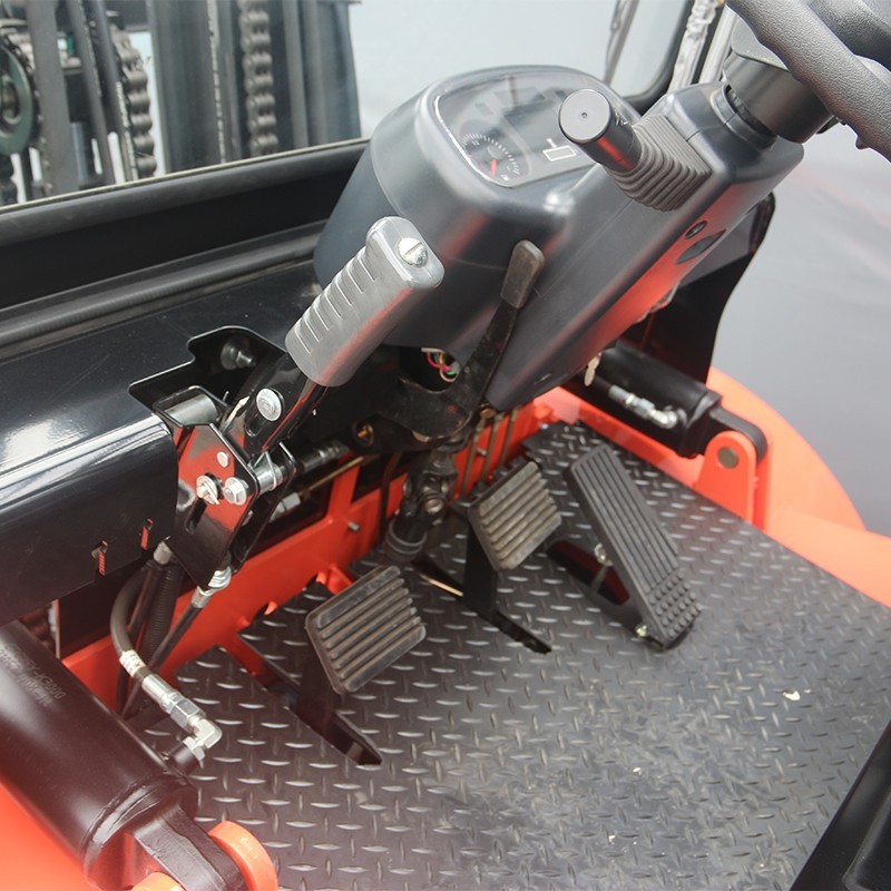 2WD 3吨越野柴油叉车，配备日本发动机，伸缩臂叉车