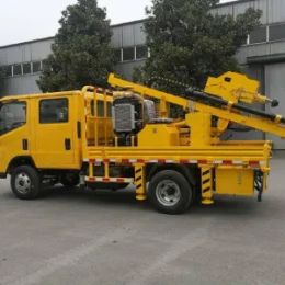 Guardrail repair vehicle