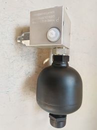 Pilot oil supply valve