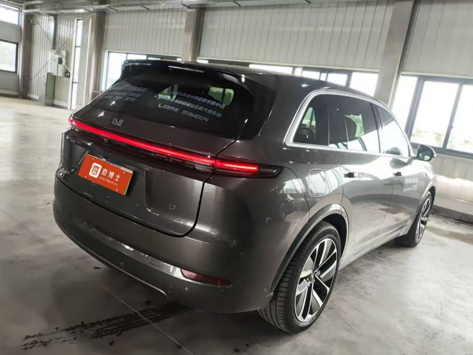 理想L7 2024款臻享版灰色金属漆黑橙双色内饰21英寸银灰双色轮毂16093